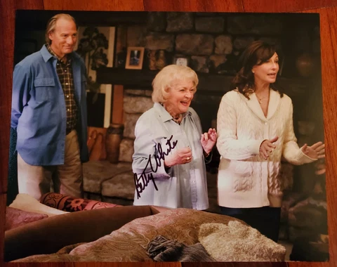BETTY WHITE SIGNED AUTOGRAPHED 8X10 PHOTO GOLDEN GIRLS Cover