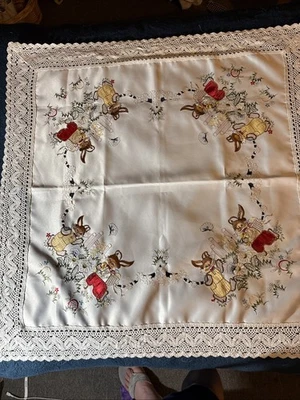 Funda decorativa de ganchillo con conejos y flores Foto 1 de 4