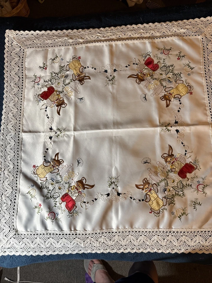 Funda decorativa de ganchillo con conejos y flores Foto 1 de 4