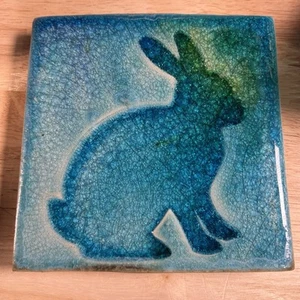 Keramik Handarbeit grün/blau türkis Hase Kaninchen Fliese Wanddekoration - Bild 1 von 5