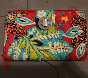 Cartera Vera Bradley Turn Lock patrón rosa usada - Imagen 1 de 4