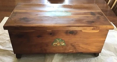 VINTAGE FARLEY & LOETSCHER CEDAR CHEST CHILD SIZE 18.5X9.75X8” salesman sample - Image 1 of 4