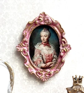 Casa de Muñecas Miniatura CALIDAD MUSEO Estampado Enmarcado Ornamentado Siglo XVIII Dama en Rosa - Imagen 1 de 4