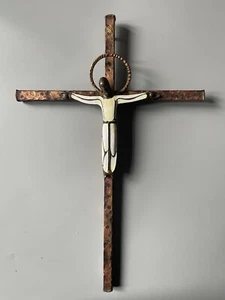 Grand crucifix vintage en cuivre émaillé blanc Jésus surmonté d’une auréole - Picture 1 of 3