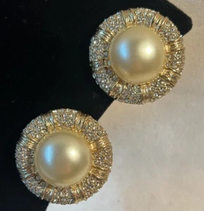 VTG CINER Gold Tone Pearl Rhinestone Large Clip On Earrings - Picture 1 of 7