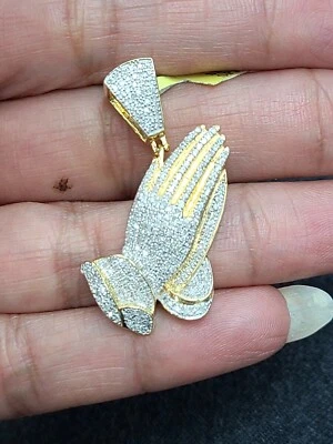 ¡Oferta! Dije colgante de oro de 10 quilates con racimo redondo genuino de 0,80 quilates con manos de oración de diamantes Foto 1 de 4