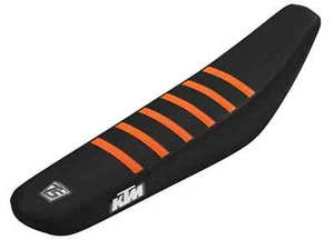 KTM SEAT COVER BLACK WITH ORANGE RIBS 07-10 125-450 SX/ SXF/ XC/ XC-F/ 08-11 200 - Foto 1 di 1