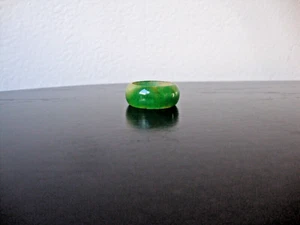 VINTAGE 1970s HONG KONG MULTICOLOR JADE AGATE 3MM X 10MM BAND SZ 9 - Picture 1 of 9