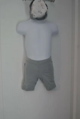 Calça recém-nascida masculina cinza na cor com um chapéu cinza e branco que tem zebra - Imagem 1 de 4