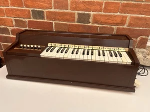 Órgano de acordes eléctrico estilo Magnus vintage marrón hecho en Inglaterra probado/funcionando - Imagen 1 de 20
