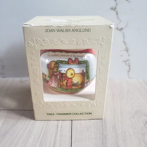 Hallmark Ornament Joan Walsh Anglund bola de satén 1979 recortadora de árboles - Imagen 1 de 4