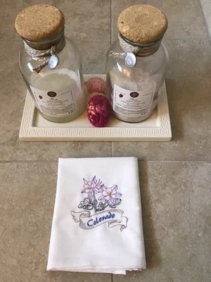 Charm Rocky Mountain: inspirado en la flor del estado de Colorado Foto 1 de 4