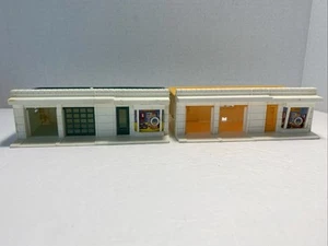 Lot of 2 Bachmann Plasticville HO Gauge Service Station Buildings (missing doors - Picture 1 of 8
