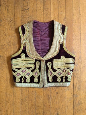 Жилет бархатный бордовый 60-х Jimi Hendrix с золотой металлической отделкой и оплеткой - Изображение 1 из 4