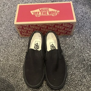 *Brandneu* Originalverpackt - Vans Off The Wall, klassische Slipper - schwarzer Stoff Größe 4 UK - Bild 1 von 10