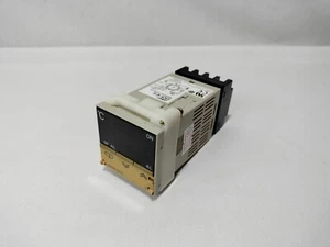 Omron E5CS-Q1G E5CSQ1G Temperature Controller 100-240VAC 50/60Hz 7VA w/ Socket - Picture 1 of 11