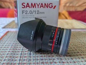Samyang 12mm F2.0 Weitwinkel Objektiv Objektiv Festbrennweite manueller Fokus - Bild 1 von 3