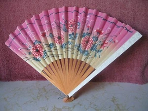 VINTAGE RED FLORAL PATTERN PAPER FOLDING HAND FAN - Picture 1 of 3