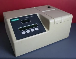 BIO-RAD VersaFluor Flurometer 435B mehrere Wellenlängen Küvettenleser Einschalten - Bild 1 von 8
