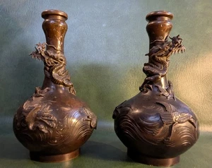 Par de jarrones japoneses antiguos de bronce macizo del siglo XIX de dragón y cigüeña pesados - Imagen 1 de 22