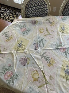 Vintage Floral Tablecloth 66" - Spring Garden Flowers Soft Pastels - Imagen 1 de 7