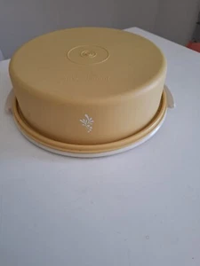 VINTAGE TUPPERWARE CAKE /PIE TAKER 30cm+ Base Lid -Harvest Gold /IVORY PERFECT - Picture 1 of 4