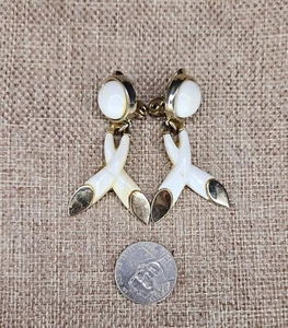 Vintage Monet Ohrringe weiß Emaille und goldfarben Band Clip Hänger 50er 60er #2 - Bild 1 von 2