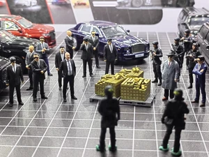 Diorama 1:43/64 Black-clad Bodyguard Figur Model City Garage Szene Requisiten Modell - Bild 1 von 39