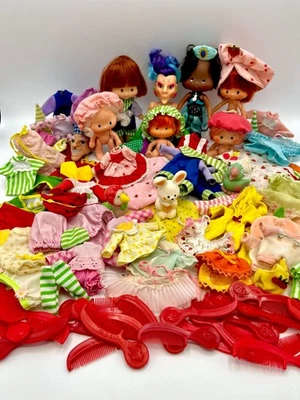 Lote de 100+ piezas de ropa surtida vintage Strawberry Shortcake, muñecas, mascotas, peines Foto 1 de 4