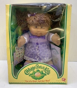 Muñeca Cabbage Patch Kid 2004 "Kamilla Chandra" ojos marrones, cabello castaño nueva en caja - Imagen 1 de 9
