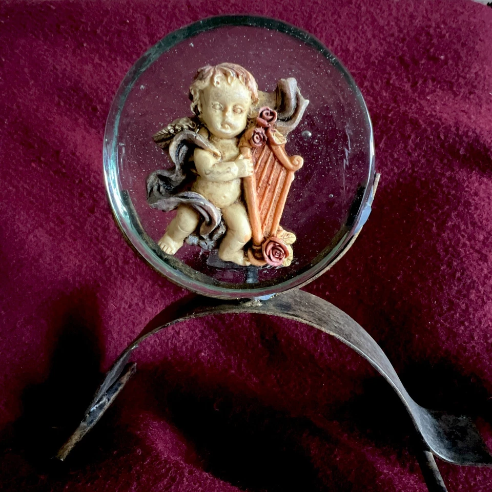 Candelabro de metal querubín ángel - querubín tocando arpa en vidrio soplado a mano redondo Foto 1 de 4