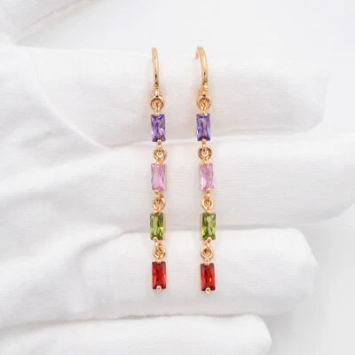 Pendientes colgantes largos lineales de topacio místico arco iris rellenos de oro amarillo de 18 quilates para mujer Foto 1 de 2