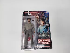 Modellino McFarlane Toys Stranger Things Chief Hopper NUOVO *Vedi foto per condizioni* - Foto 1 di 11