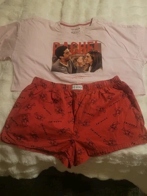 Juego de pijama corto temático 'FRIENDS' con top corto de gran tamaño. Talla US 14-16, Primark Foto 1 de 4
