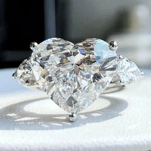 Enorme anillo en forma de corazón de diamantes blancos tratados con certificación de 22 quilates. Plata 925 - Imagen 1 de 6