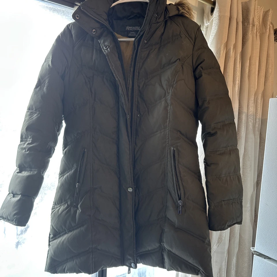 Abrigo largo de invierno acolchado Kenneth Cole Reaction para mujer con capucha de piel sintética M Foto 1 de 4