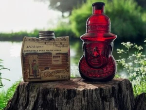 WHEATON POCAHONTAS 1971 RUBINROTE GLASBITTERFLASCHE 5" & Ahornsirup Dose - Bild 1 von 9