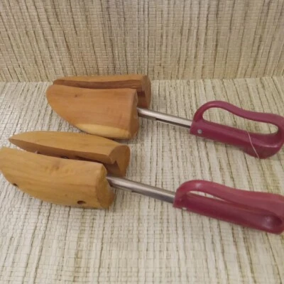 Camillas para zapatos de madera con asas de plástico malva ajustables vintage Foto 1 de 4