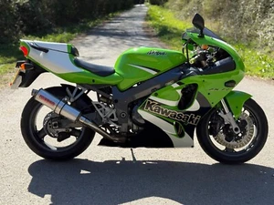 Kawasaki ZX7R P6 2001 with 12 Months MOT ready for summer - Picture 1 of 16