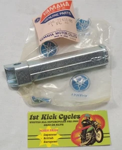 NOS YAMAHA FOOTPEG TX650 XS1 XS2 1970 1971 1972 1973 256-27451-00  - Foto 1 di 1