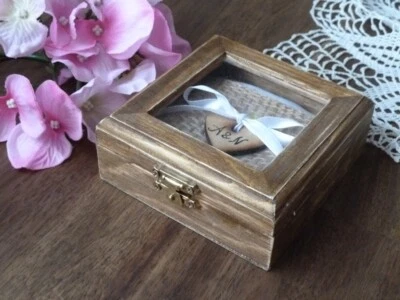 Soporte de caja de anillo de boda rústico Country Barn. Caja portadora de anillos de madera personalizada Foto 1 de 4