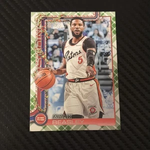 Pistones a cuadros verdes Topps Holiday Malik Beasley #H35 2025-26 - Imagen 1 de 2