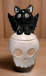 10 Strawberry Street Halloween schwarze Katze Fledermausflügel auf Totenkopf Keksdose Behälter  - Bild 1 von 1