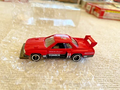 RARO TOMICA NISSAN 1:64 NEGRO/ROJO SKYLINE SILOHUETTE - #11 2 PUERTAS COCHE DE CARRERAS Foto 1 de 4