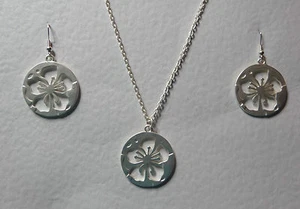 LANGE MATT SILBER PLATTE ANHÄNGER HALSKETTE SCHATTEN BLUME SILHOUETTE SET 28" CHAI - Bild 1 von 4