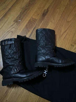 Chanel Botas de Motociclista Acolchadas con Hebilla Forradas Talla 36 Foto 1 de 4