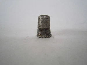 ANCIEN DE A COUDRE EN ARGENT AVEC POINCONS  4 , 1 GR - Photo 1/4