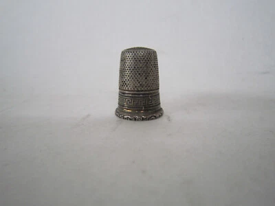 ANCIEN DE A COUDRE EN ARGENT AVEC POINCONS  4 , 1 GR - Photo 1/4