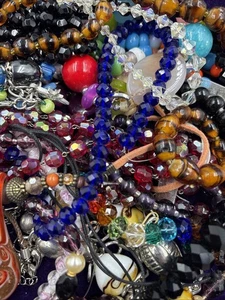 JOB LOT BROKEN VINTAGE AND MODERN GLASS JEWELLERY - Picture 1 of 6