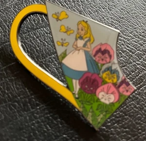 LOUNGEFLY DISNEY ALICE IM WUNDERLAND PUZZLE PIN ANSTECKER NEU - Bild 1 von 1